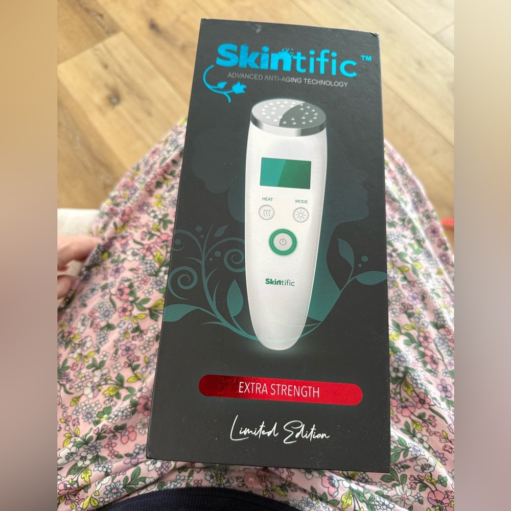 Skintific Extra Strength 7+1 LED Skincare Wand - White